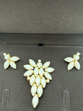 Vintage Milk Glass Brooch and Clip-On Earrings Set #99set